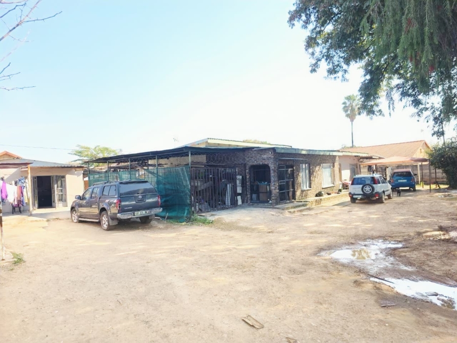 5 Bedroom Property for Sale in Oos Einde North West